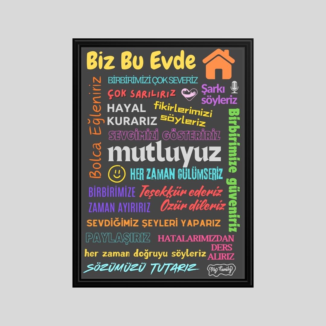 Bu Evde Her Zaman Gülümseriz Yazısı (Siyah Çerçeve Görünümlü) Renkli Yazılı 40x55 PVC 1mm